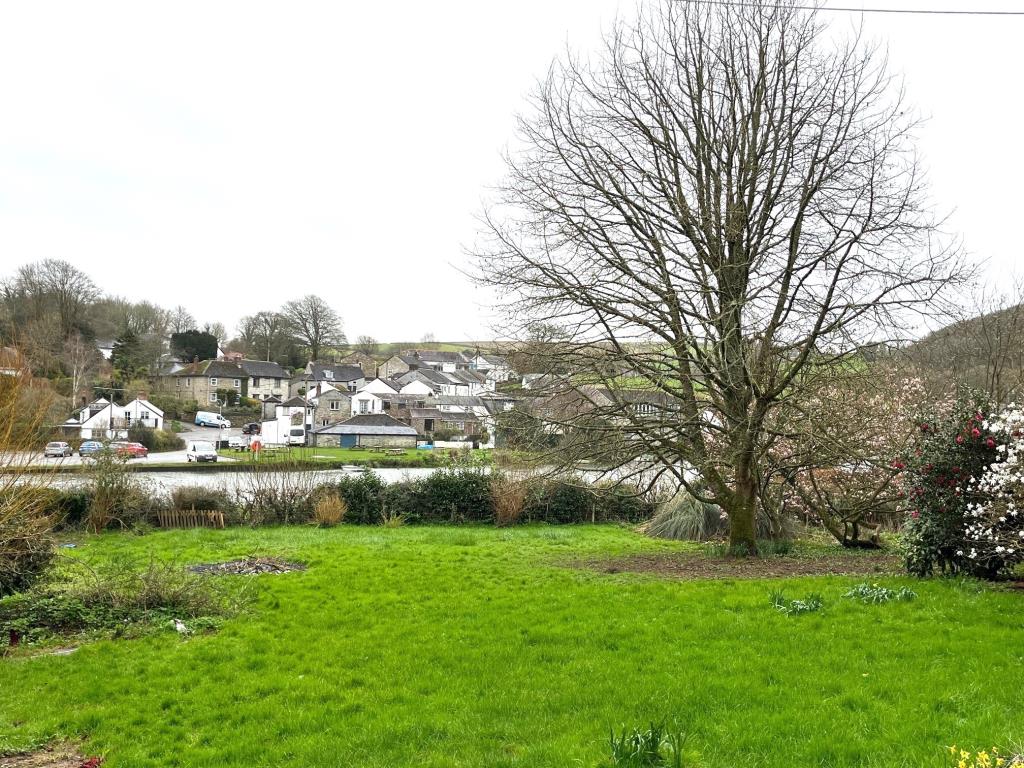 Lot: 115 - CHARACTER COTTAGE SITUATED ON LARGE PLOT WITHIN DESIRABLE WATERSIDE VILLAGE - Garden with view of River Lerryn